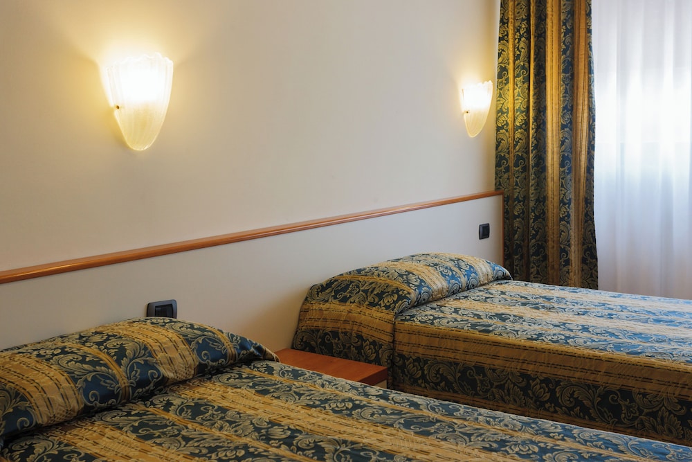 ECONOMY, DOUBLE OR TWIN BED