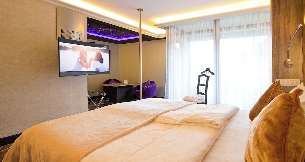 Hollywood, Queen Bed