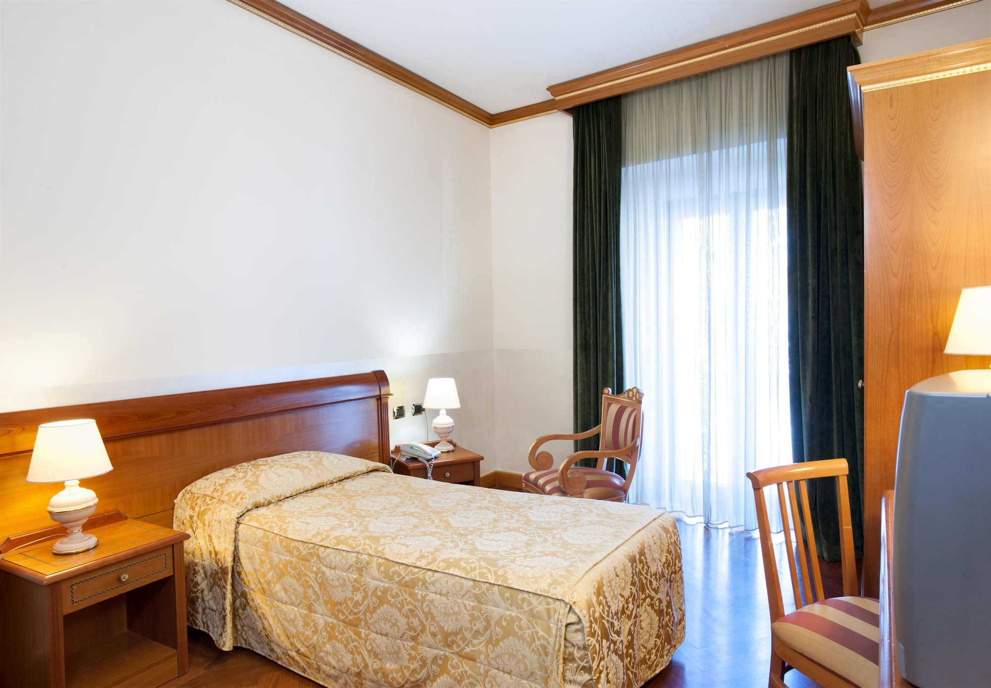 ROOM, SINGLE
