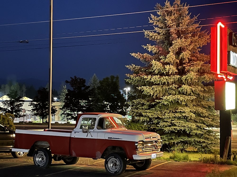 Chalet Motel Whitefish 48/64