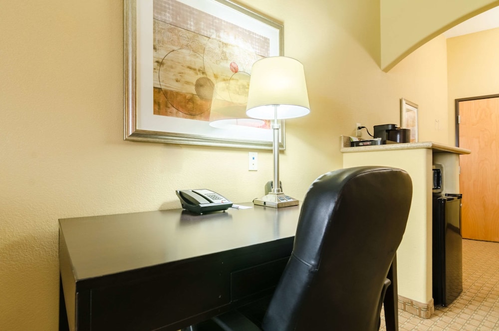 Comfort Suites Salina 24/44