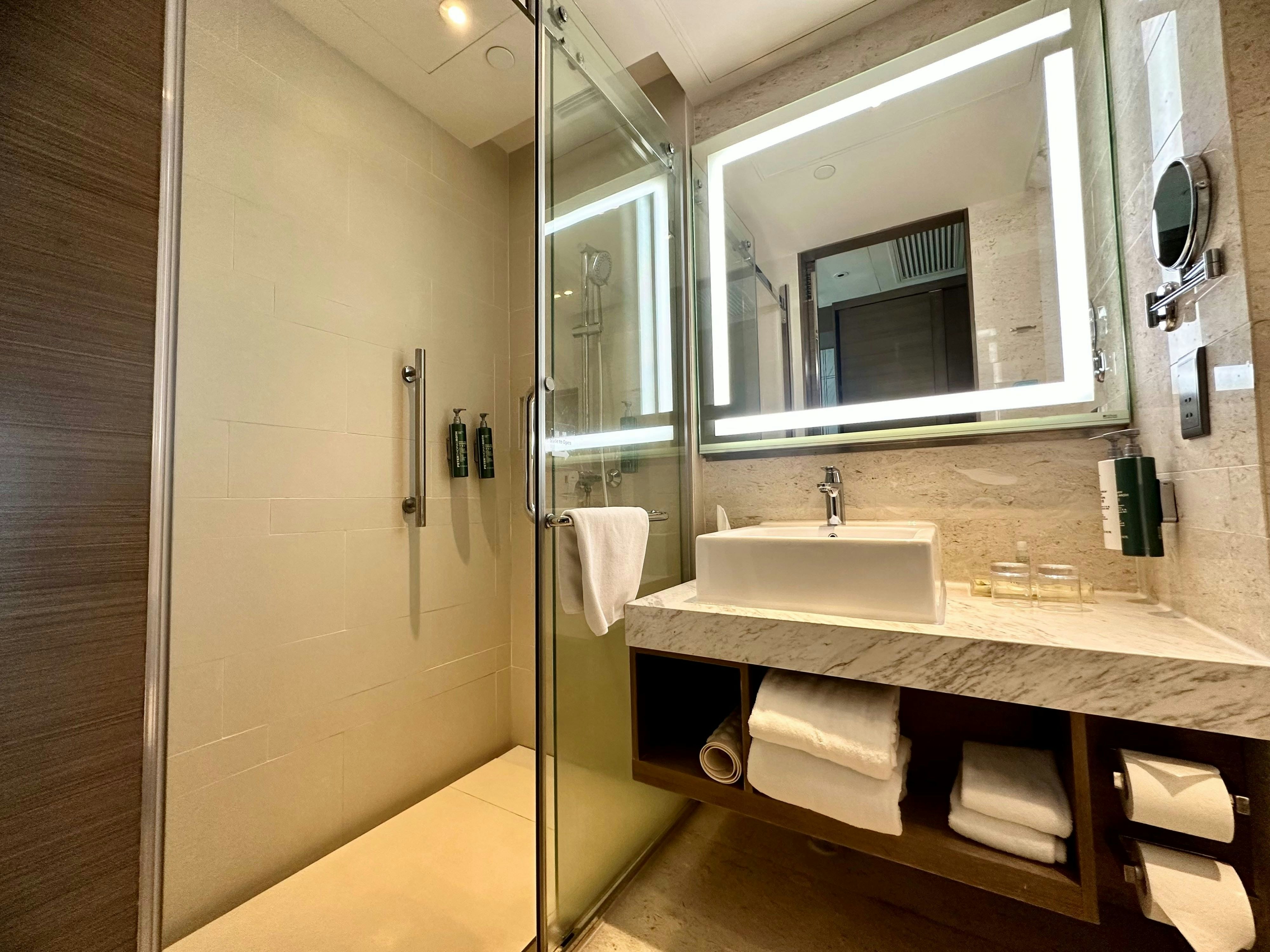 غرفة ديلوكس بسريرين منفصلين بإطلالة على المرفأ، Hilton Garden Inn Hong Kong Mongkok 4/4