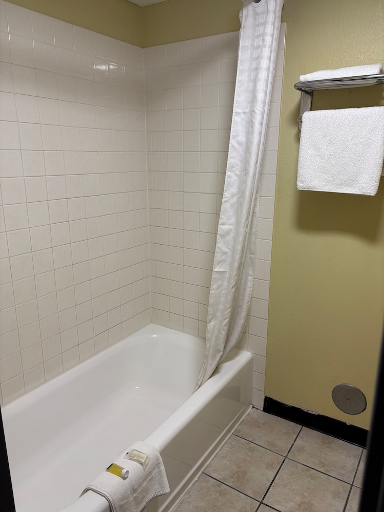 Days Inn by Wyndham Park City Kansas 26/28