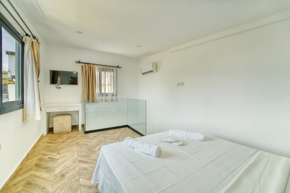 Avenue Hotel 7/46