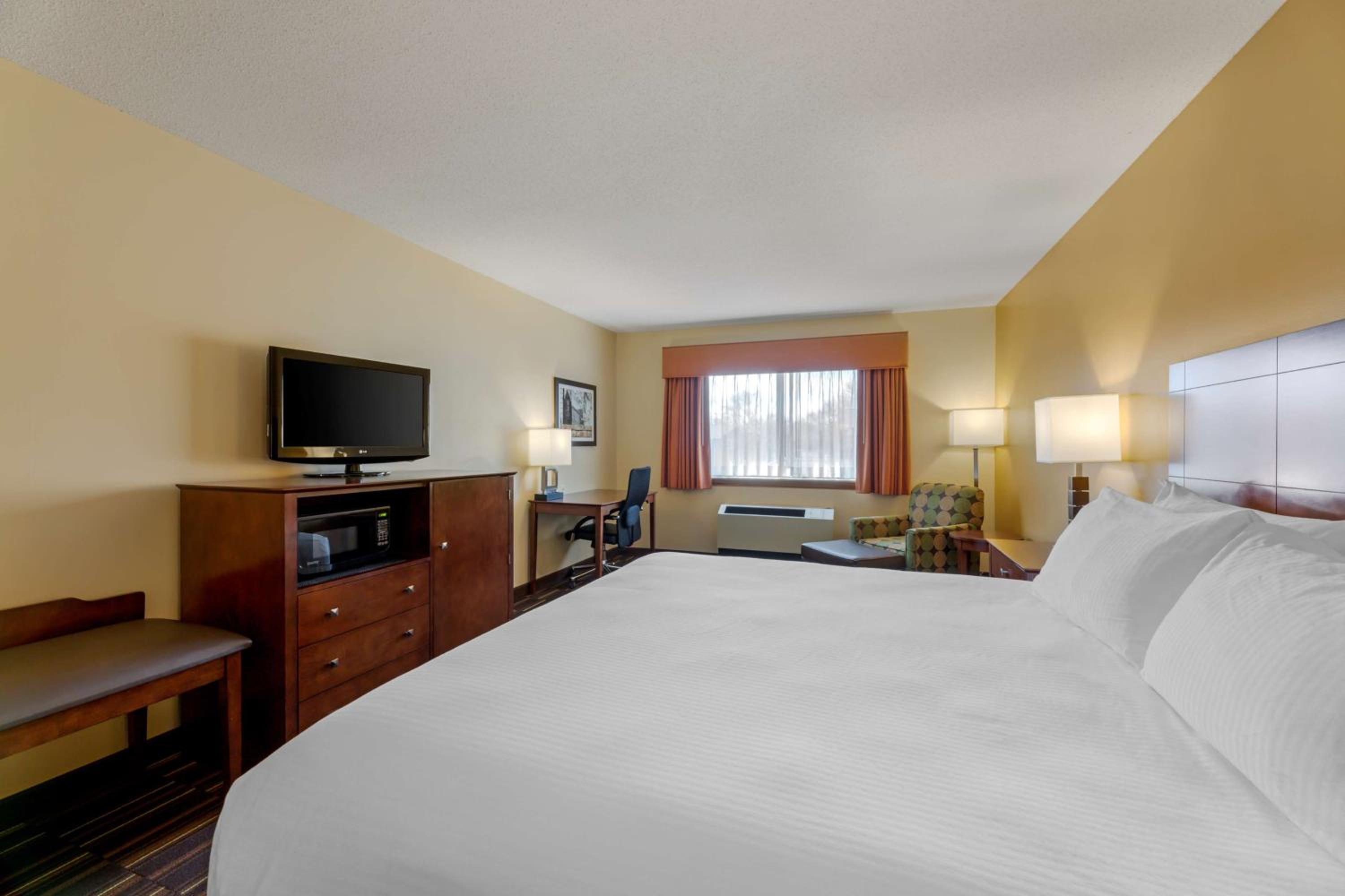 غرفة بسرير كينج بجاكوزي، Best Western Falcon Plaza 4/10