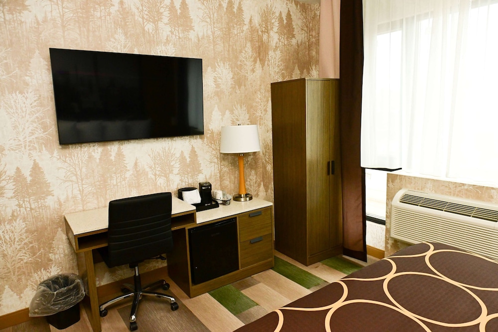 Super 8 by Wyndham Bronx Near Botanical Garden 22/29