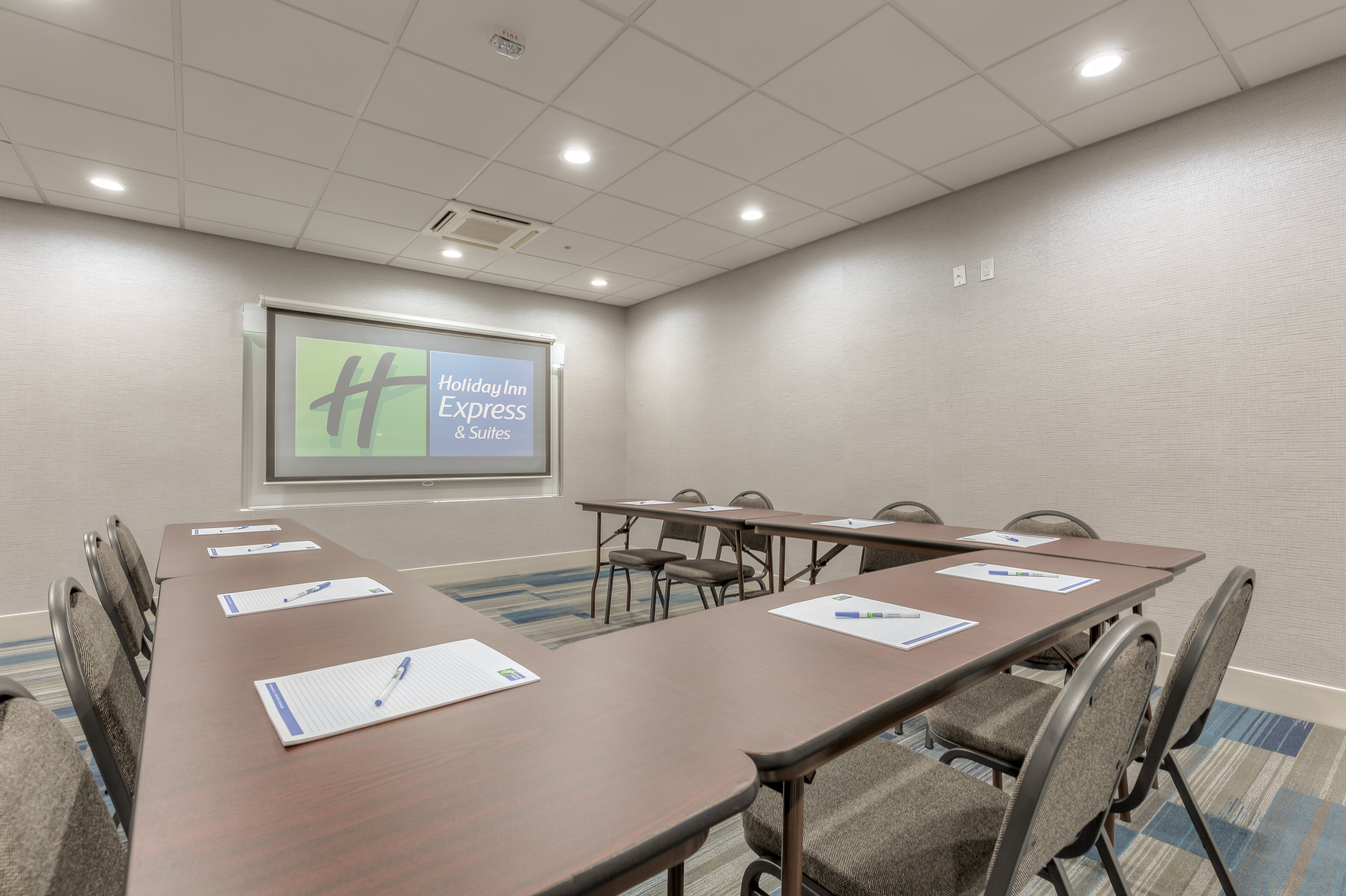 Holiday Inn Express Suites Tulsa Midtown 57/68