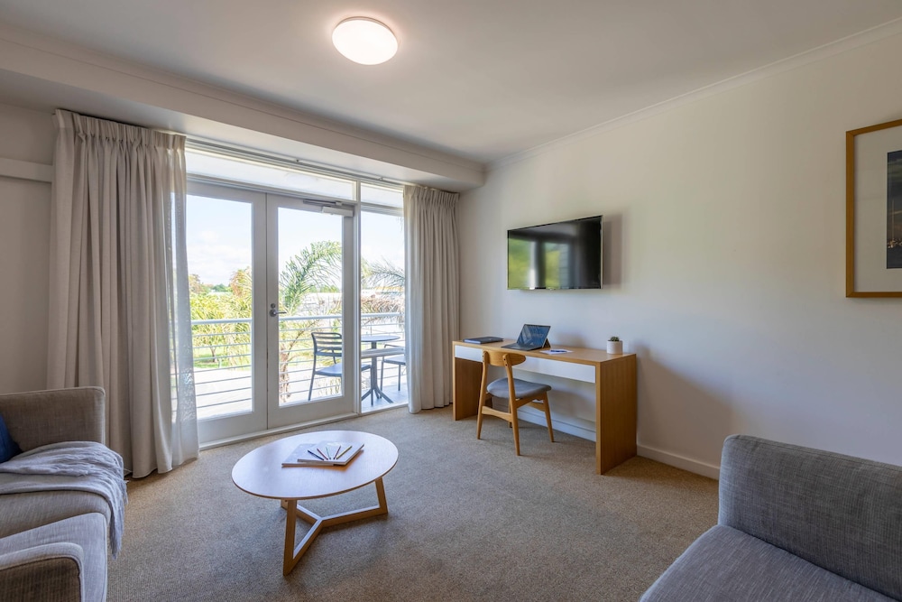 MainStay Suites Williamstown 51/63