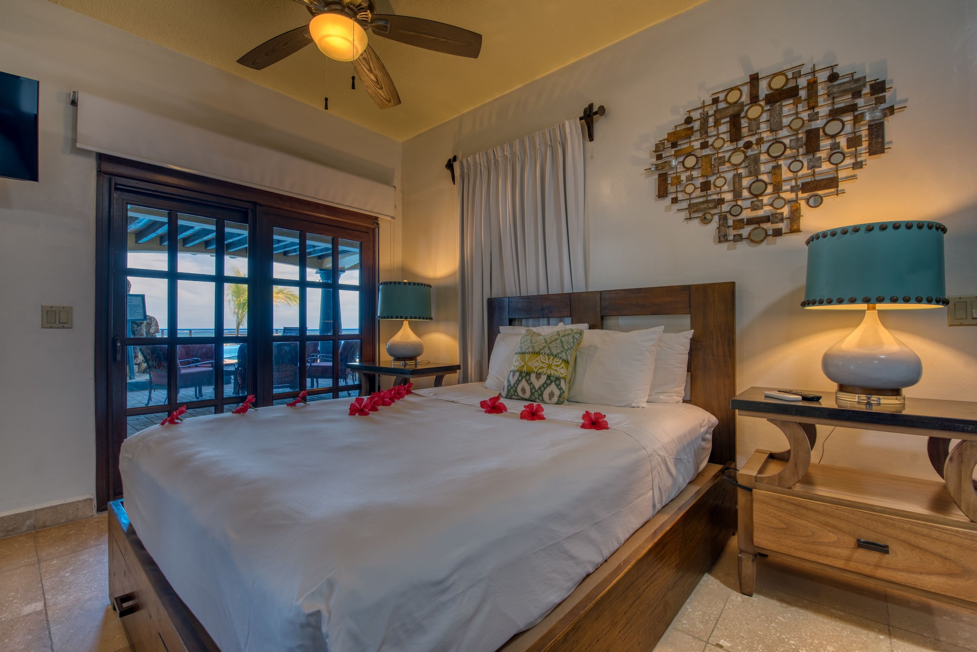 Suite, Queen Bed, Pool Side, Sofa