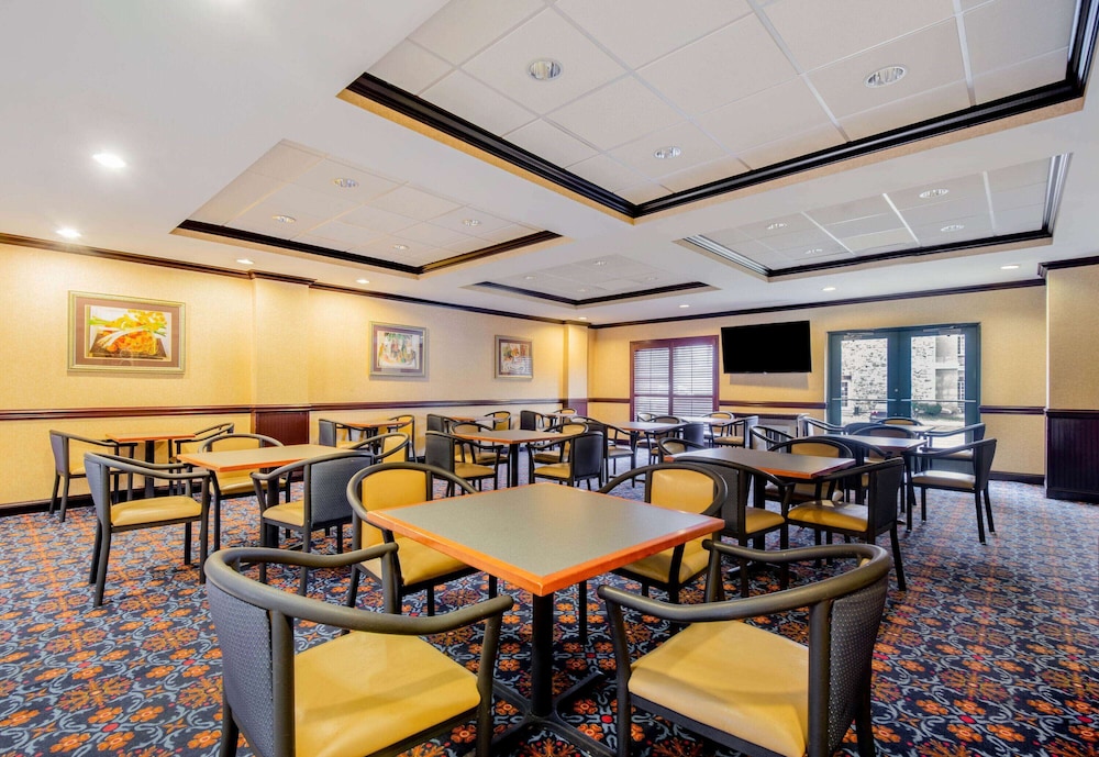La Quinta Inn And Suites by Wyndham Mt. Laurel - Philadelphia 51/62