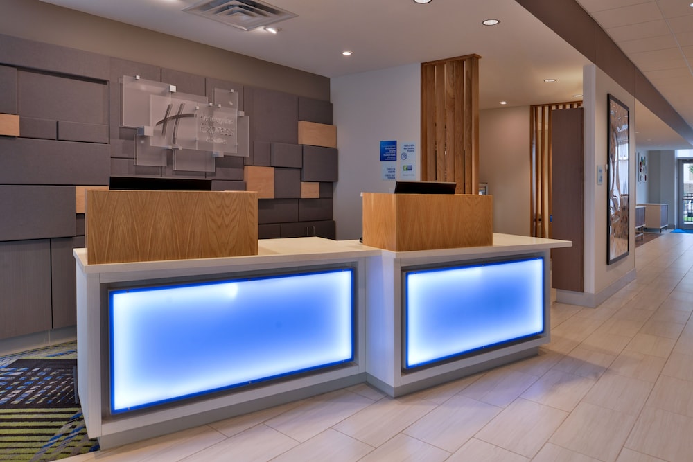 Holiday Inn Express Suites Marshalltown 6/48