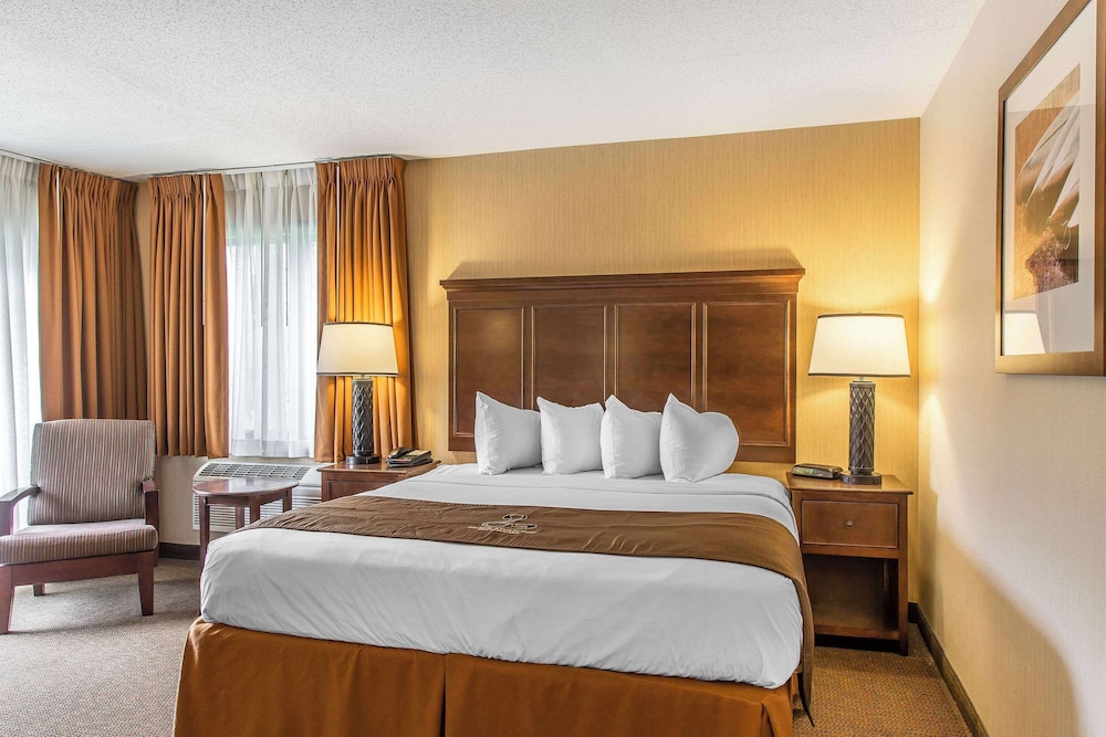 Superior, King Bed, Lake Side، The Black Swan Lee Lenox An Ascend Collection Hotel 4/9