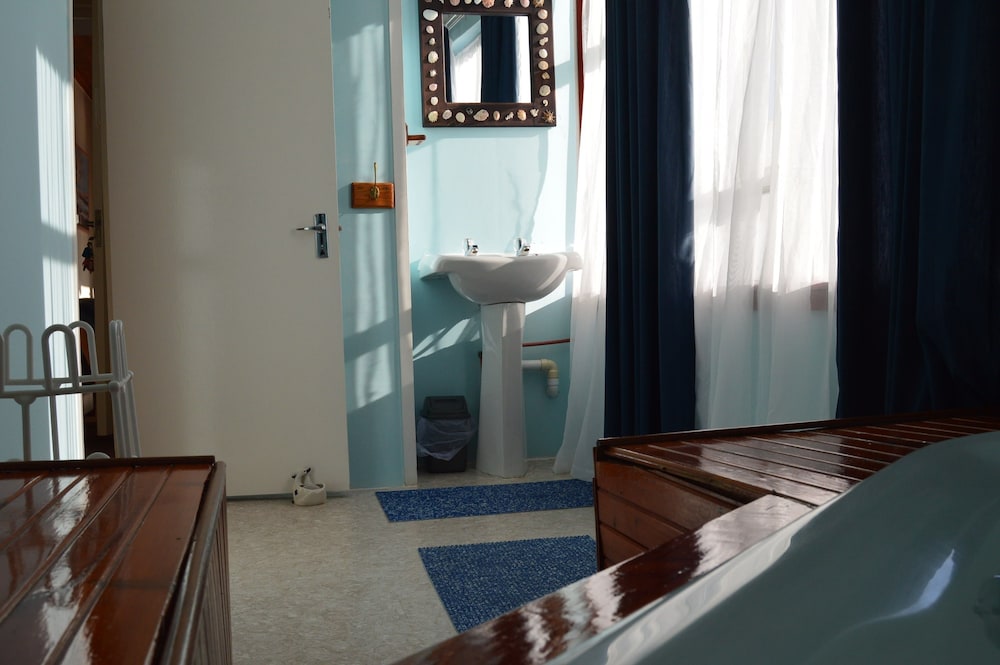 Fisherhaven Traveller s Lodge 48/50