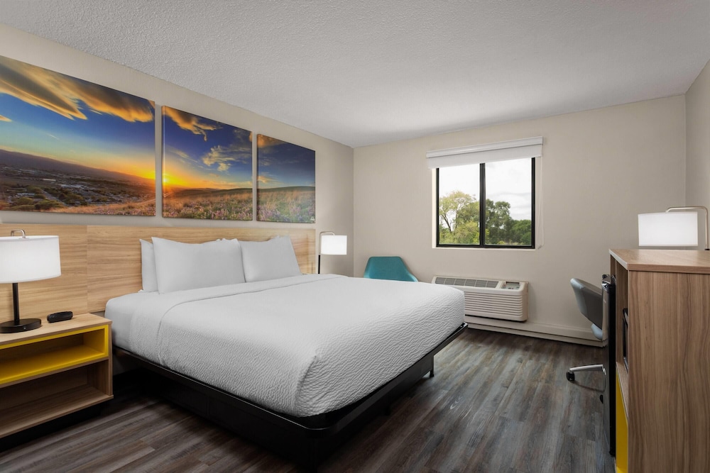 Days Inn and Suites by Wyndham Hammond, IN 16/50