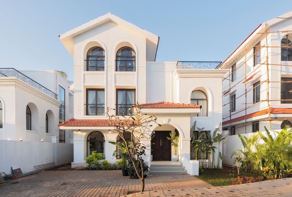 ELIVAAS Villa Paraiso 4 BHK with Pool and Bar 29/35