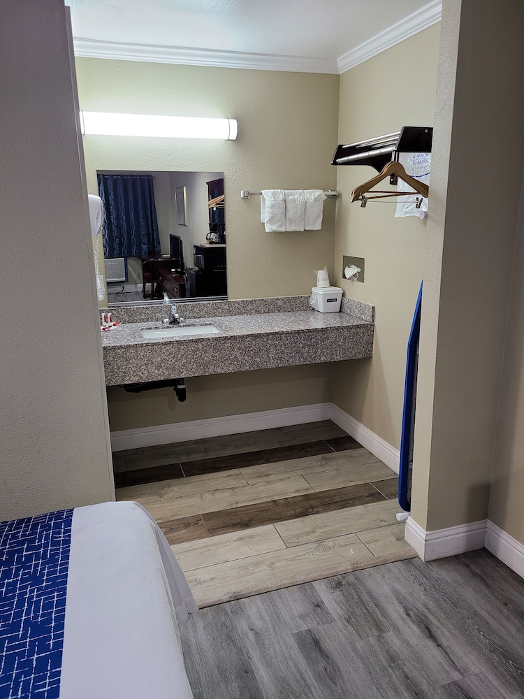 Travelodge by Wyndham Clearlake 6/36