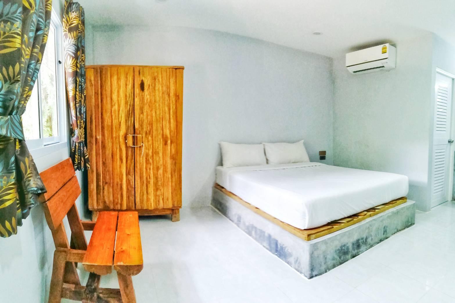Room, Palm View