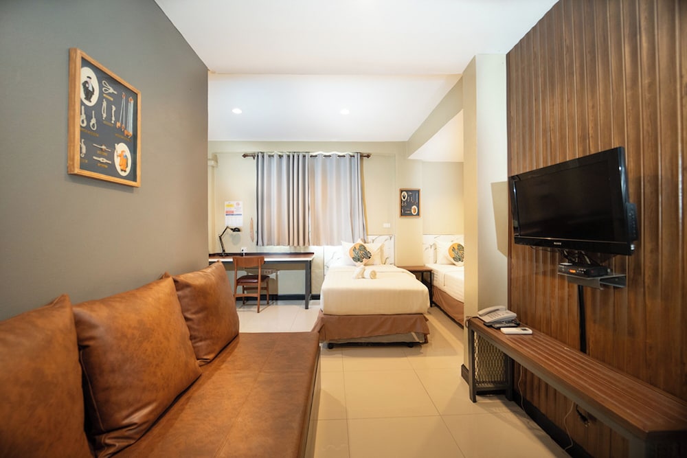 The Palm Hotel 23/50