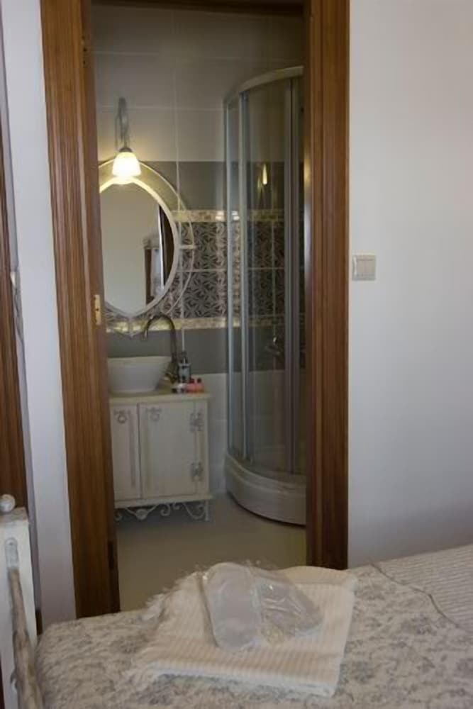 Etrangers Hotel 51/51