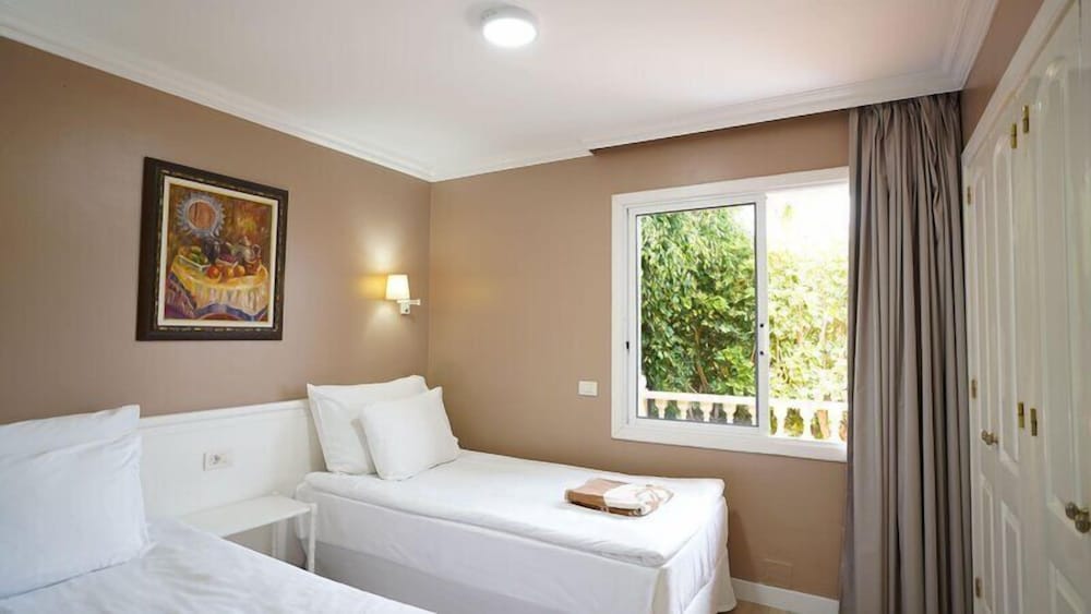 Coral La Quinta Park Suites 15/60