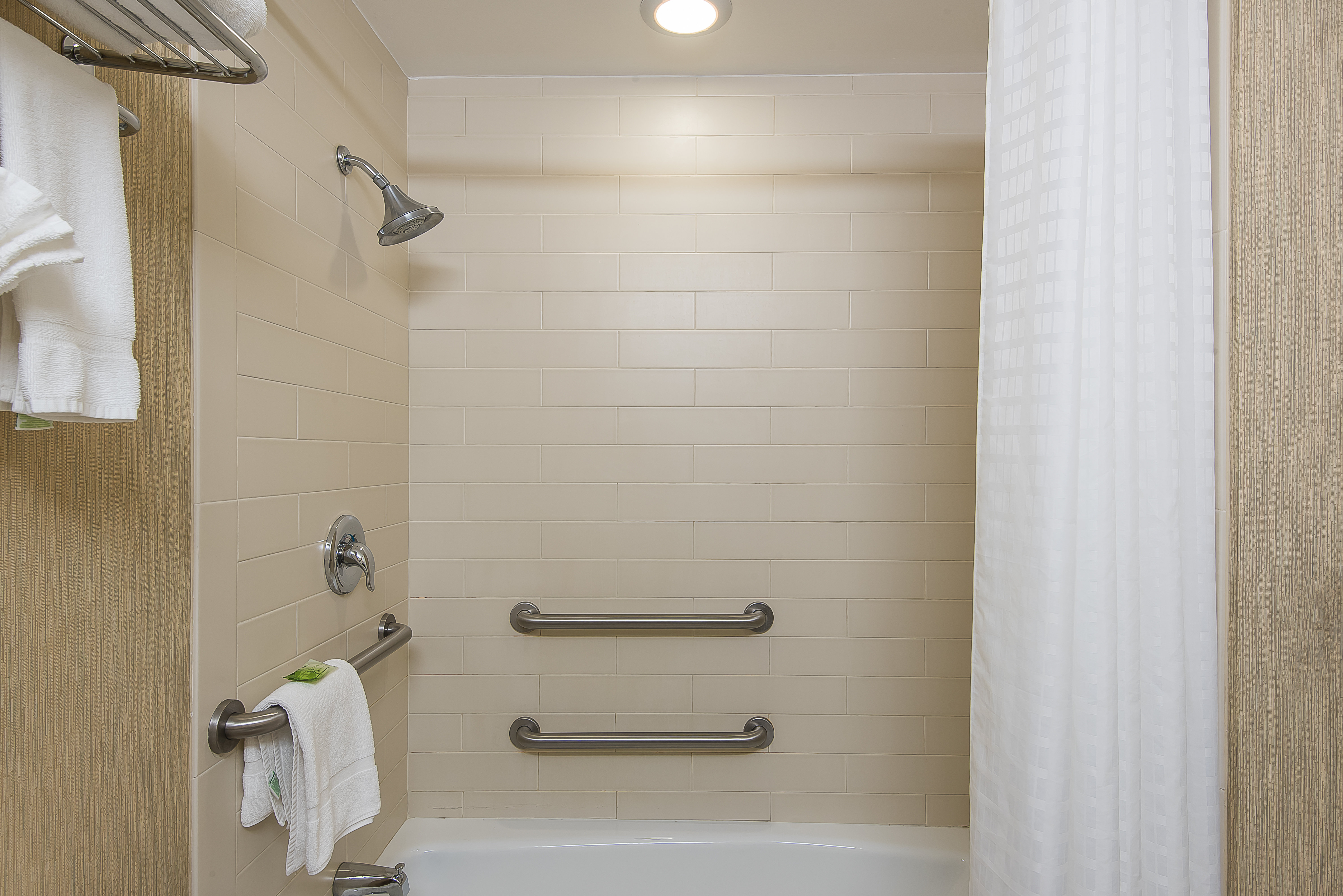 HOLIDAY INN EXPRESS PRINCETON SOUTHEAST 69/69