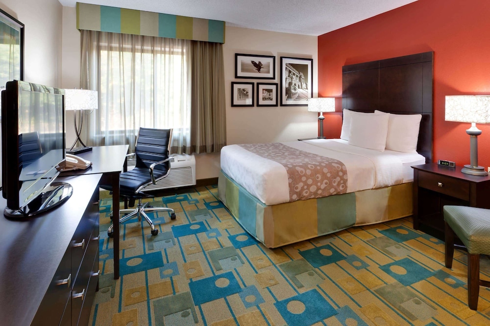 La Quinta Inn And Suites By Wyndham Plattsburgh 11/38