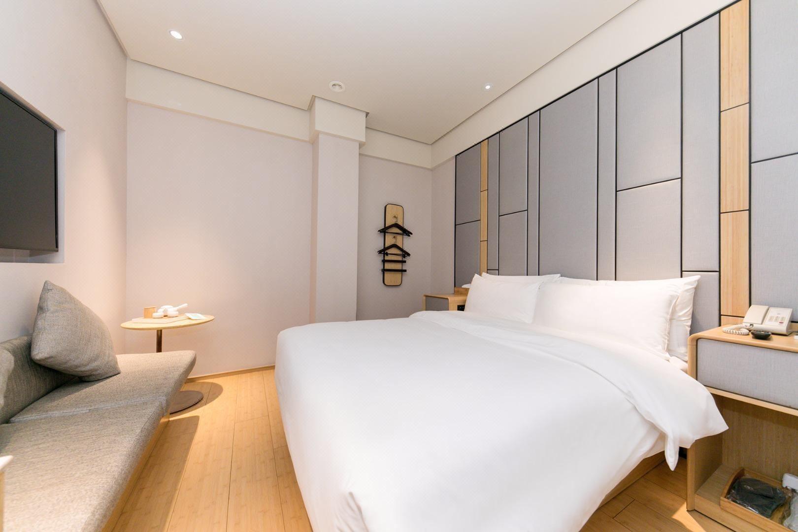 Queen Bed, No Window