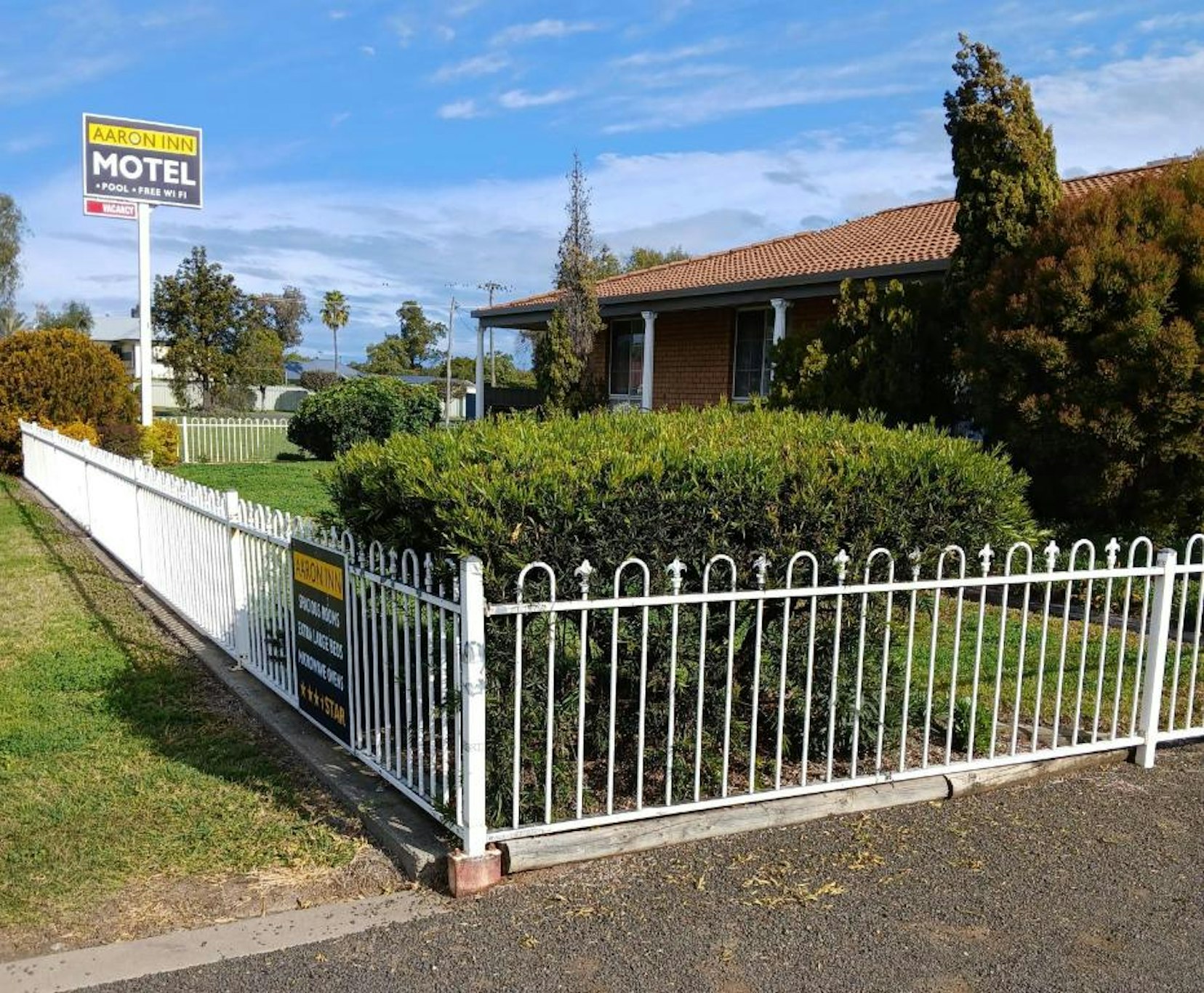 Aaron Inn Motel 1/8