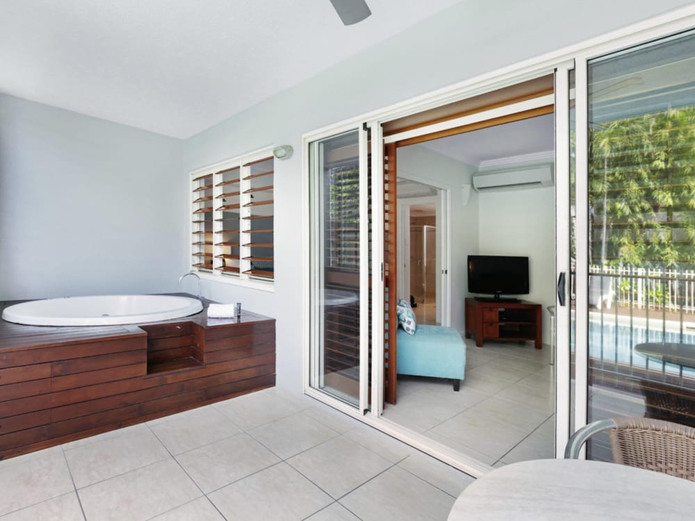 2 BEDROOMS, SWIM OUT