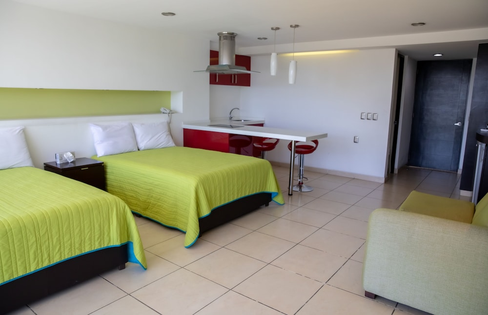 Ramada by Wyndham Acapulco Hotel and Suites 24/61