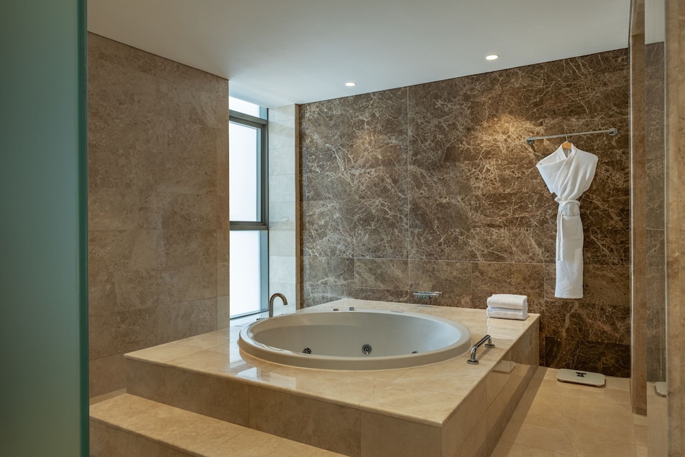 Four Points by Sheraton Production City Dubai 56/58