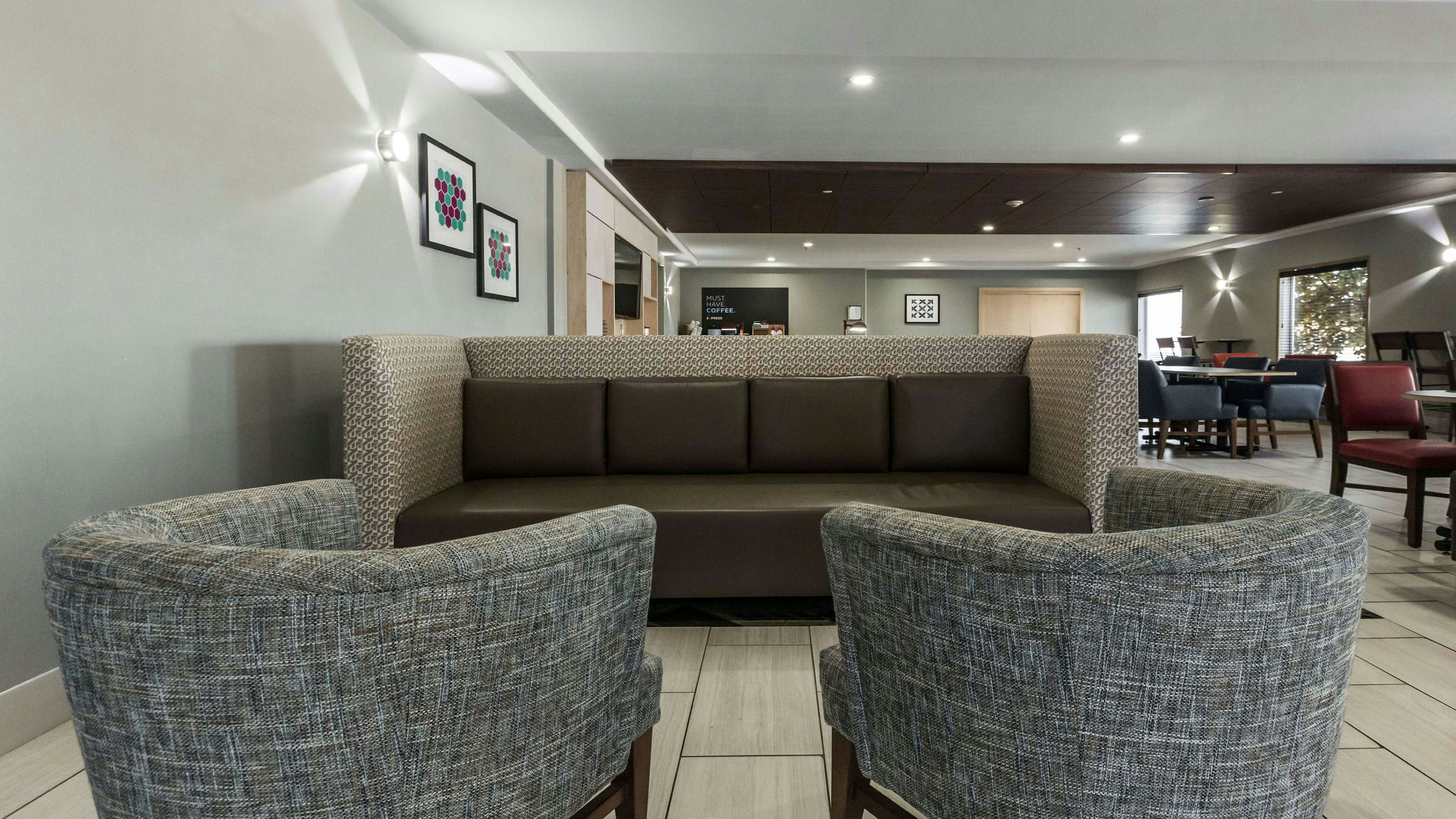 Holiday Inn Express Suites South 47/73