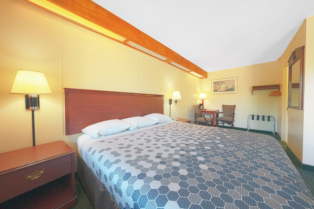 Econo Lodge Convention Center 23/39