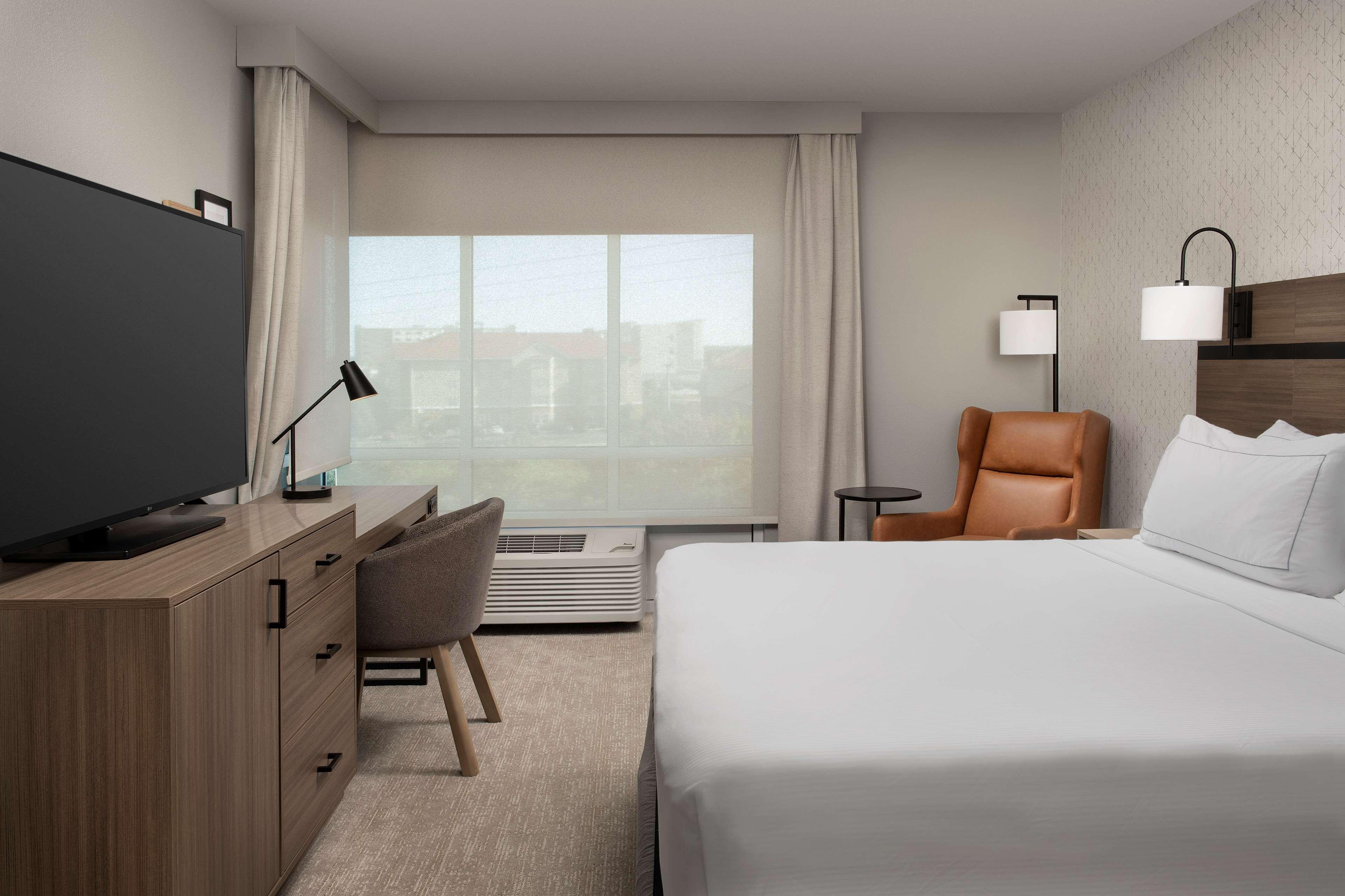 2 ROOMS, SUITE, KING BED