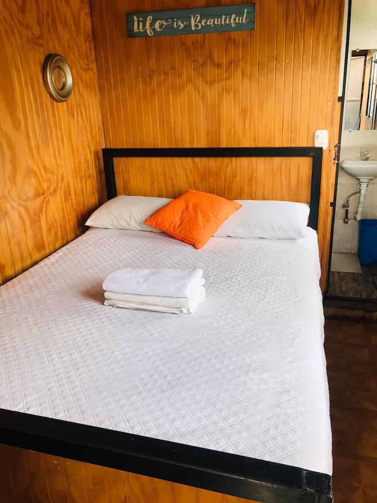 Feathers Hotel And Lounge - Hostel 30/60