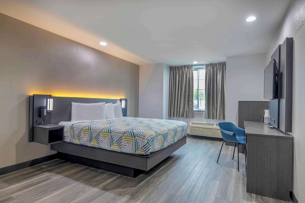 DELUXE, SUITE, KING BED, ACCESSIBLE