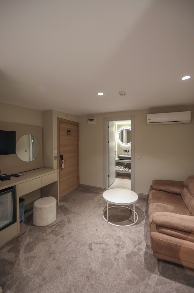 Dove Hotel 33/47