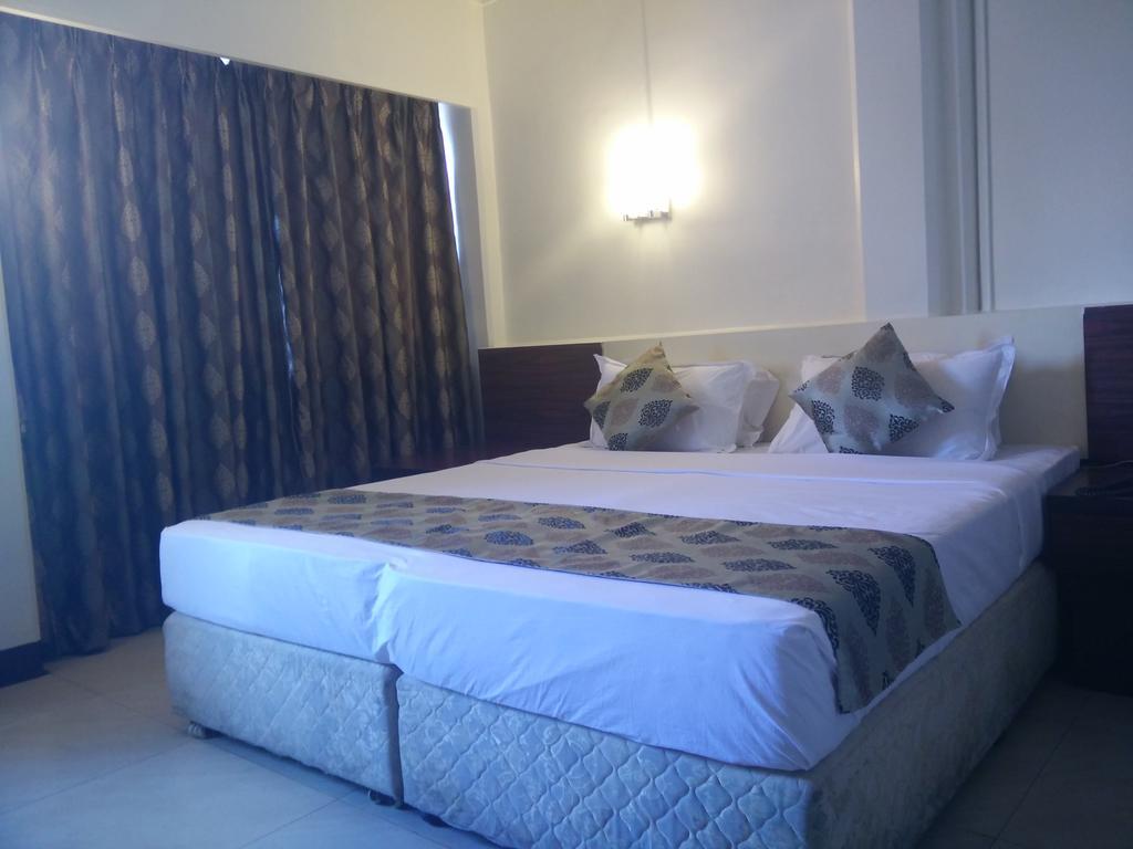Strand Hotel 3/42