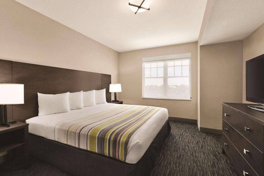 1 BEDROOM, SUITE