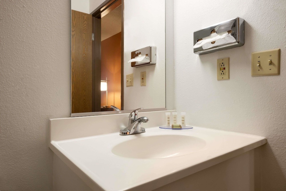 Super 8 By Wyndham Peoria 10/31