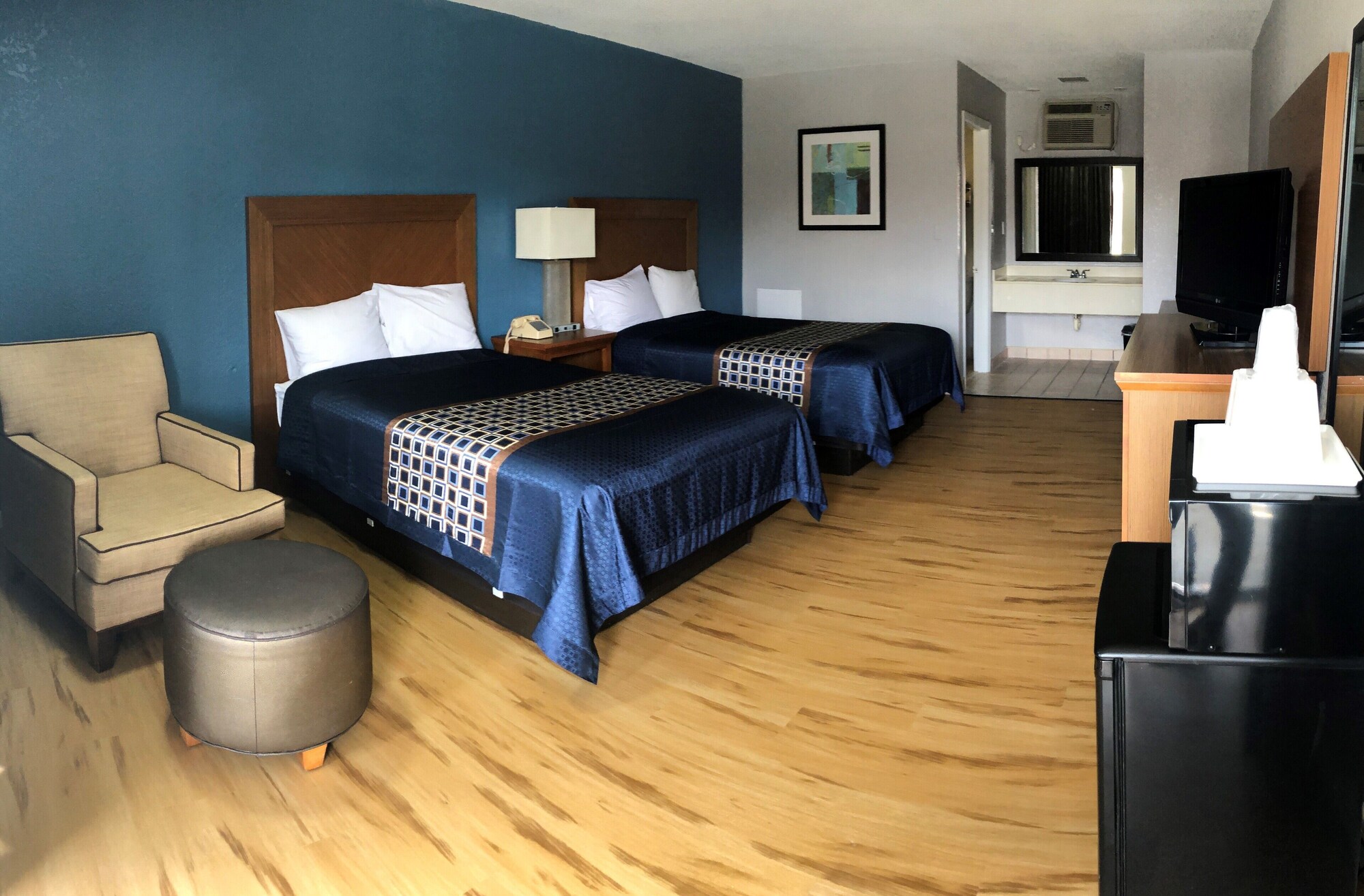 STANDARD, 2 DOUBLE BEDS, SMOKING