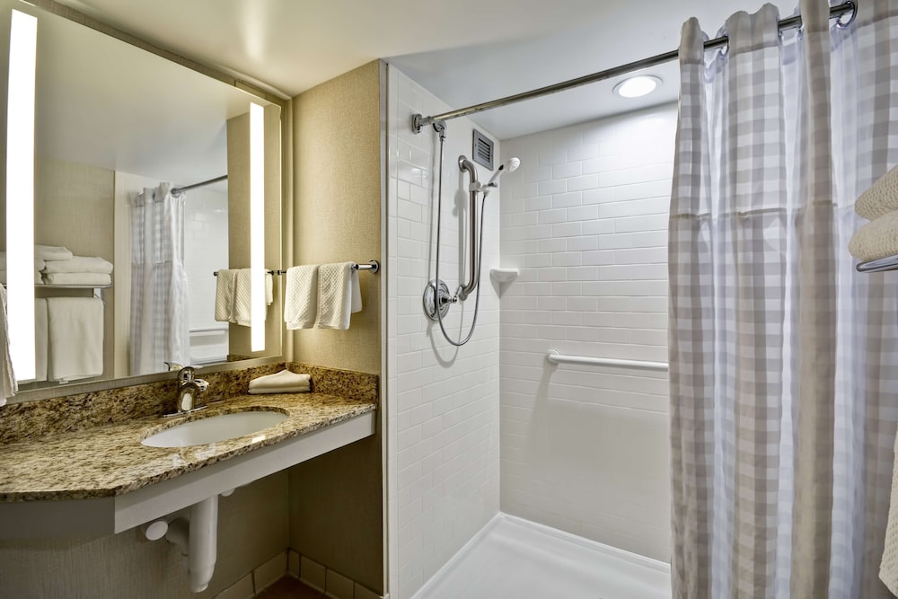 Embassy Suites Charlotte 17/73