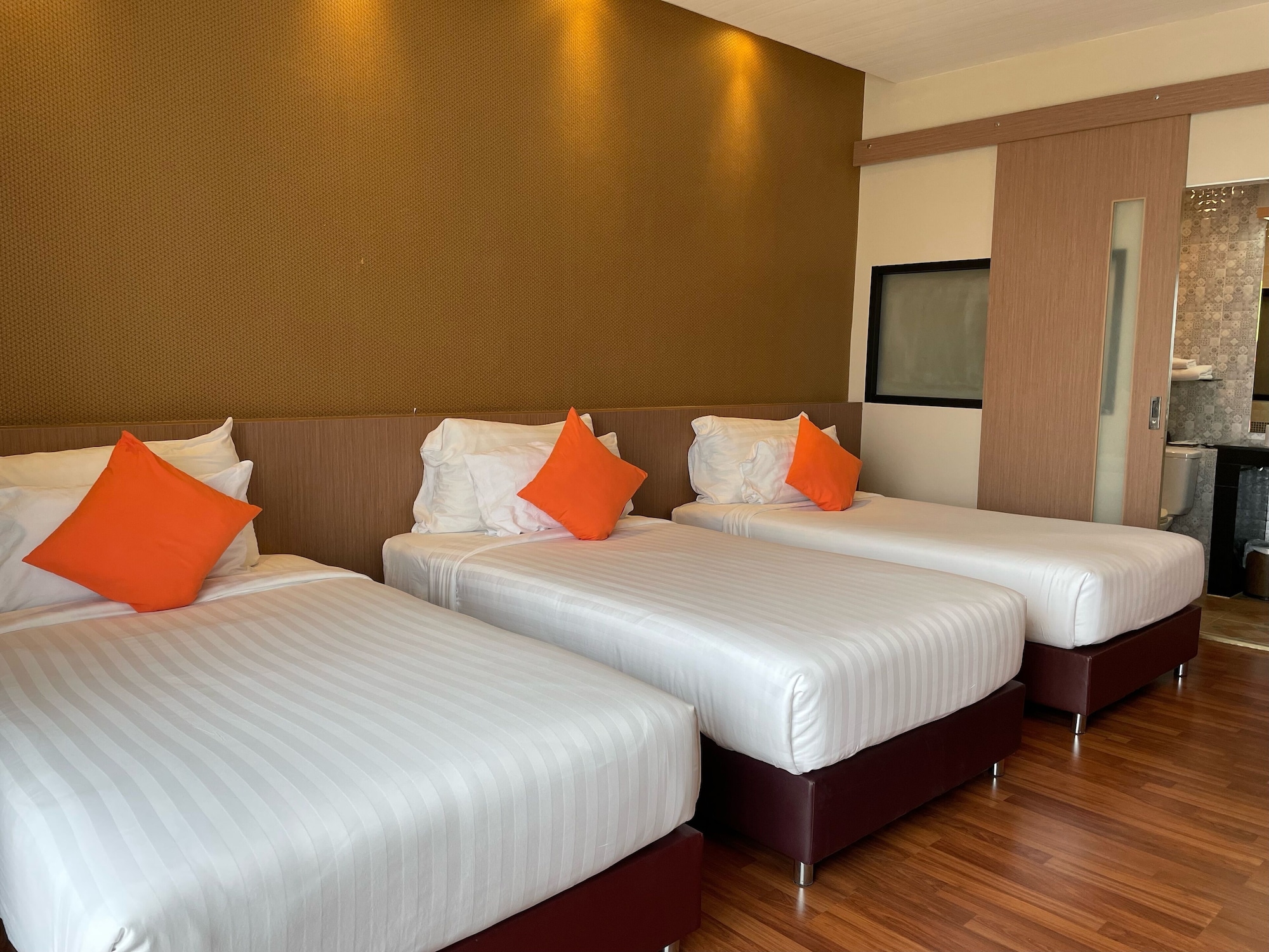 DELUXE, 3 BEDS