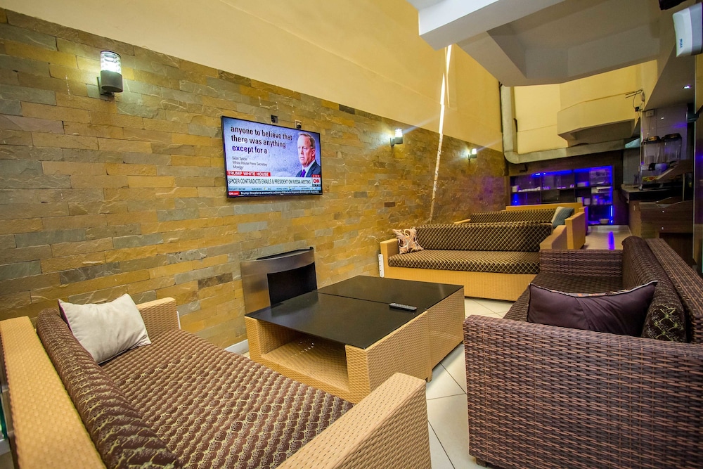 Airport Landing Hotel 32/48