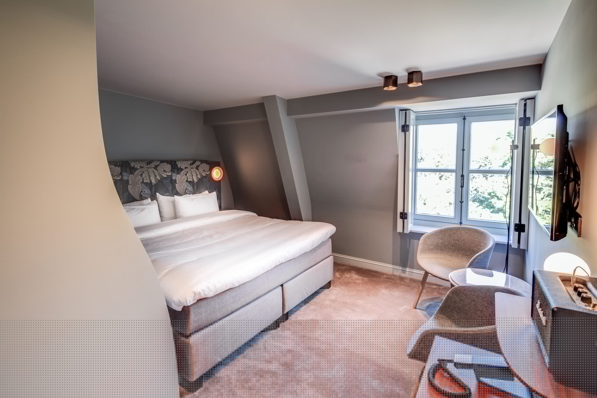 ROOM, DOUBLE OR TWIN BED