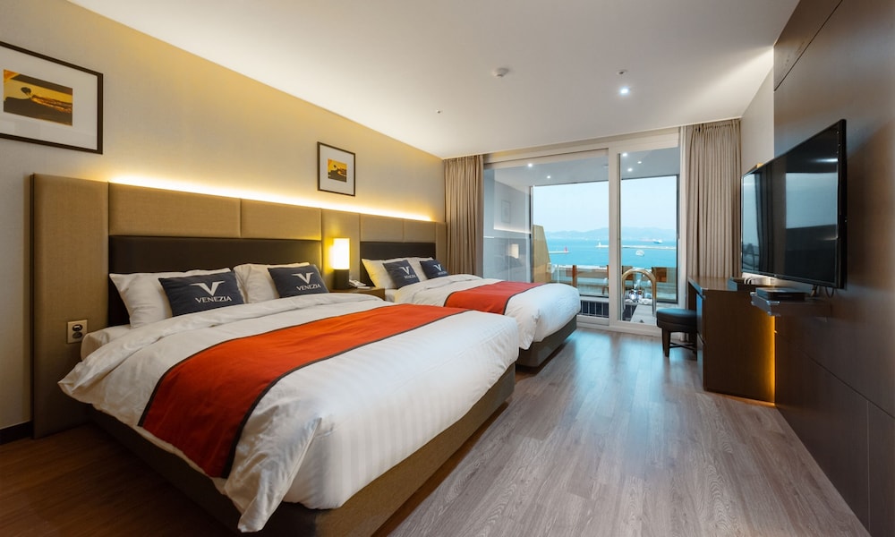 Pool, Deluxe, Suite, 2 Double Beds