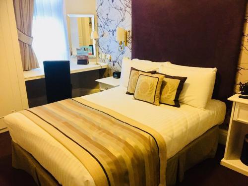 Semi Room, Semi Double Bed