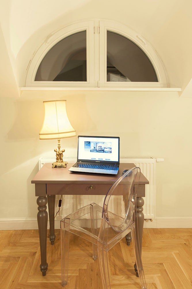 CRYSTAL SUITES CHEZ HELENA 58/64
