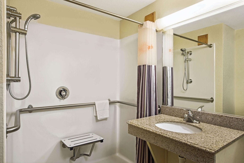 La Quinta Inn Suites Salina 19/57