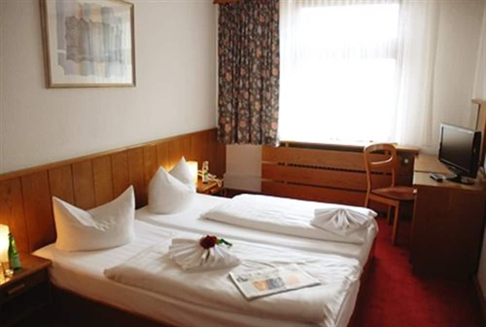 ROOM, DOUBLE OR TWIN BED